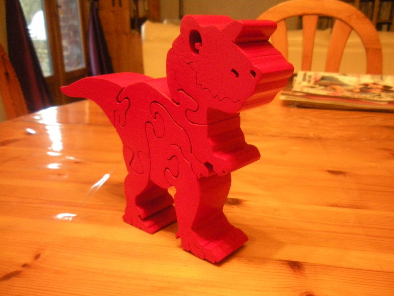 Tyrannosaure rouge Taille H 16cm L 20cm Ep 3,5 cm